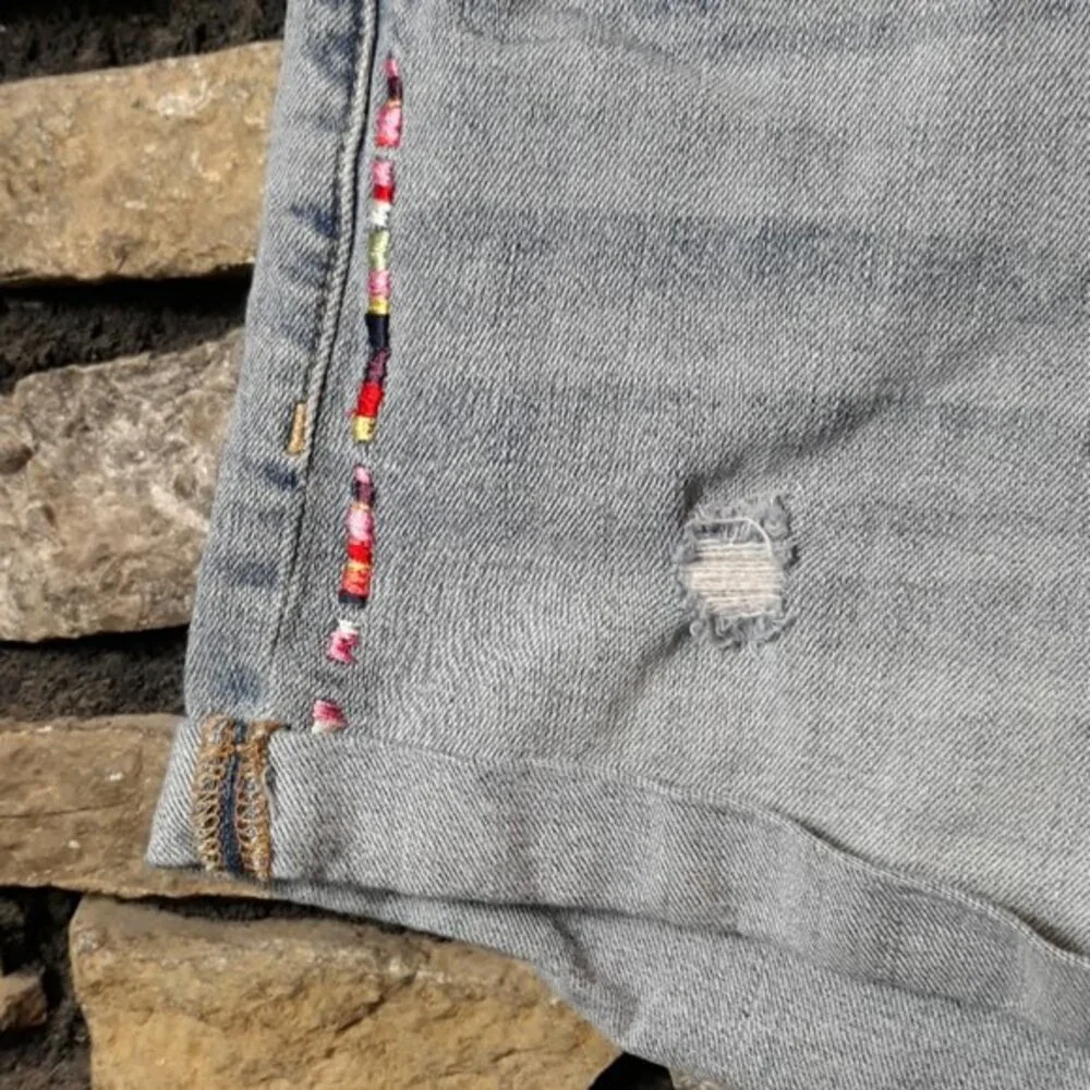Old Navy embroidered boyfriend jean shorts waist 26 inches